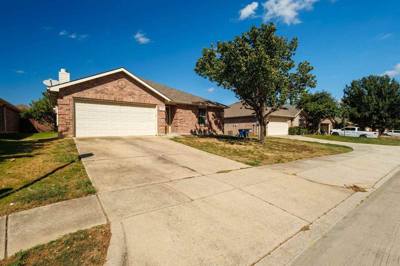 1449 Waterford Dr - Photo 2 of 20