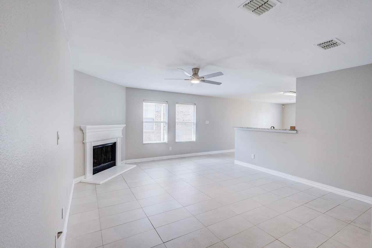 1449 Waterford Dr - Photo 4 of 20