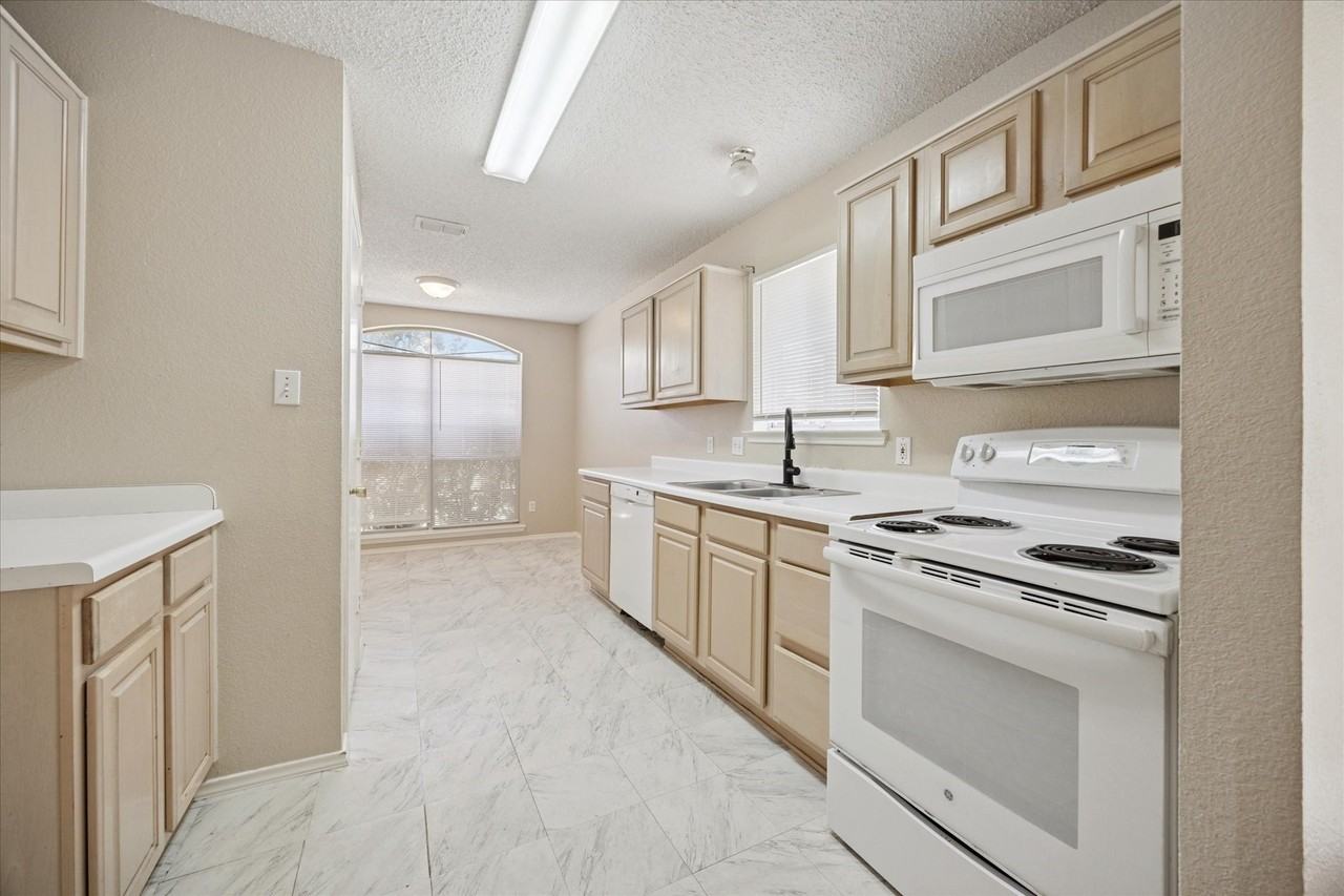 10209 Westward Dr - Photo 5 of 15