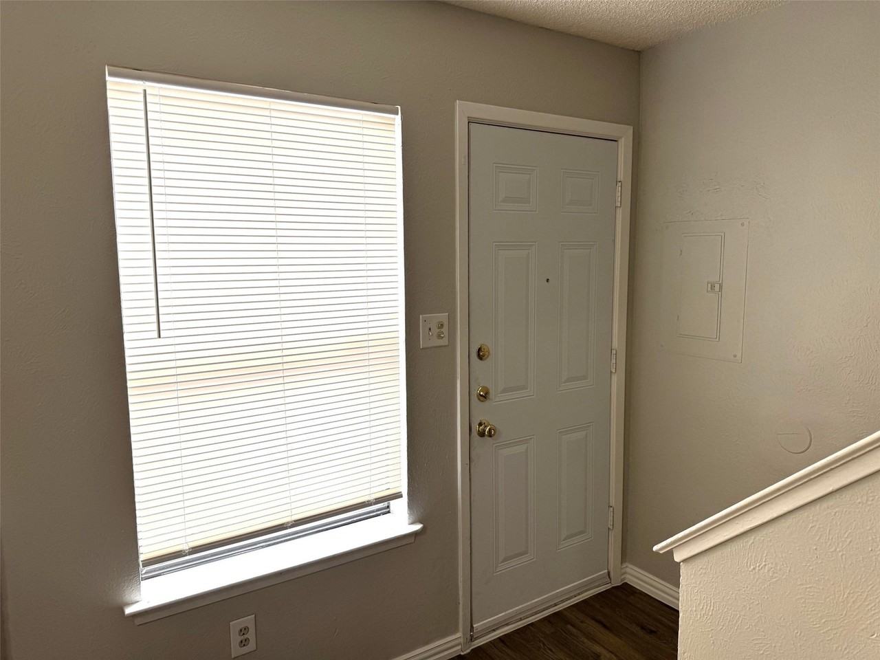 1131 Dallas Dr - Photo 3 of 18