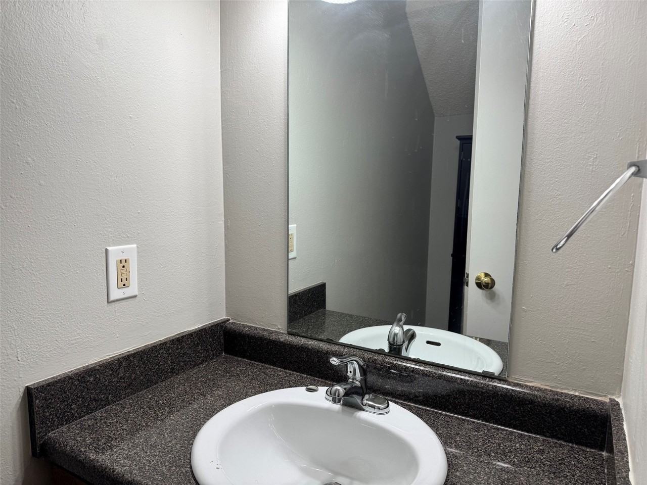 1131 Dallas Dr - Photo 7 of 18