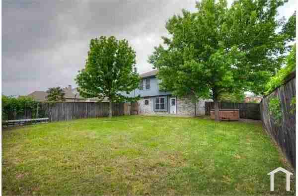824 Foxwood Ln - Photo 3 of 22