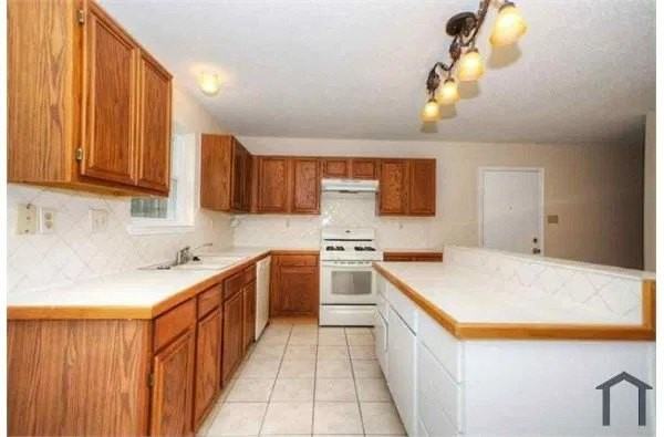 824 Foxwood Ln - Photo 4 of 22