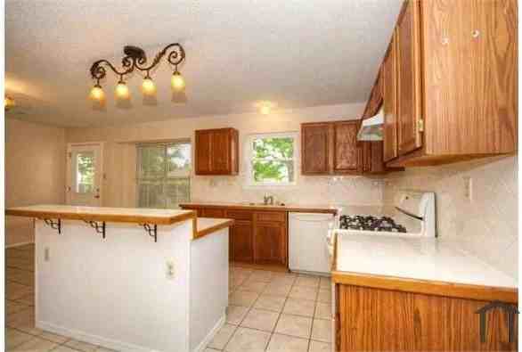 824 Foxwood Ln - Photo 5 of 22