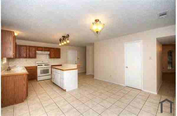 824 Foxwood Ln - Photo 6 of 22