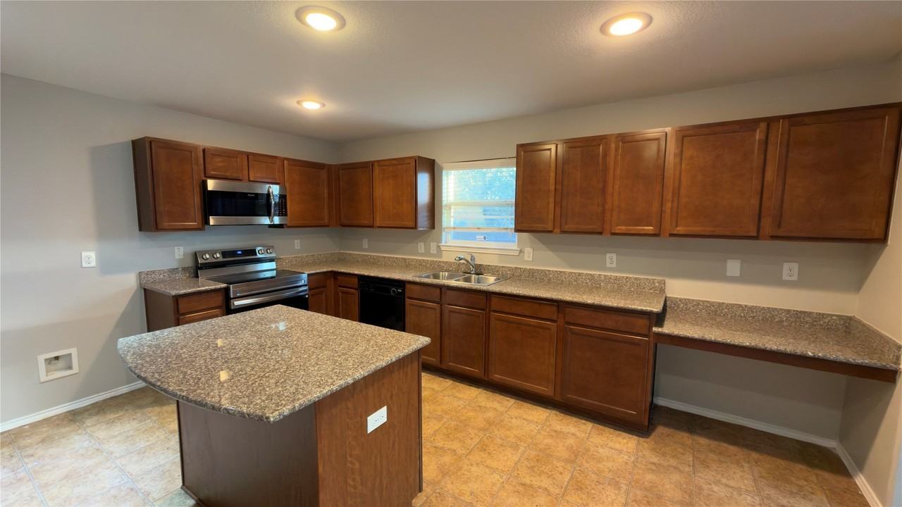 8808 Irish Bend Dr - Photo 4 of 18
