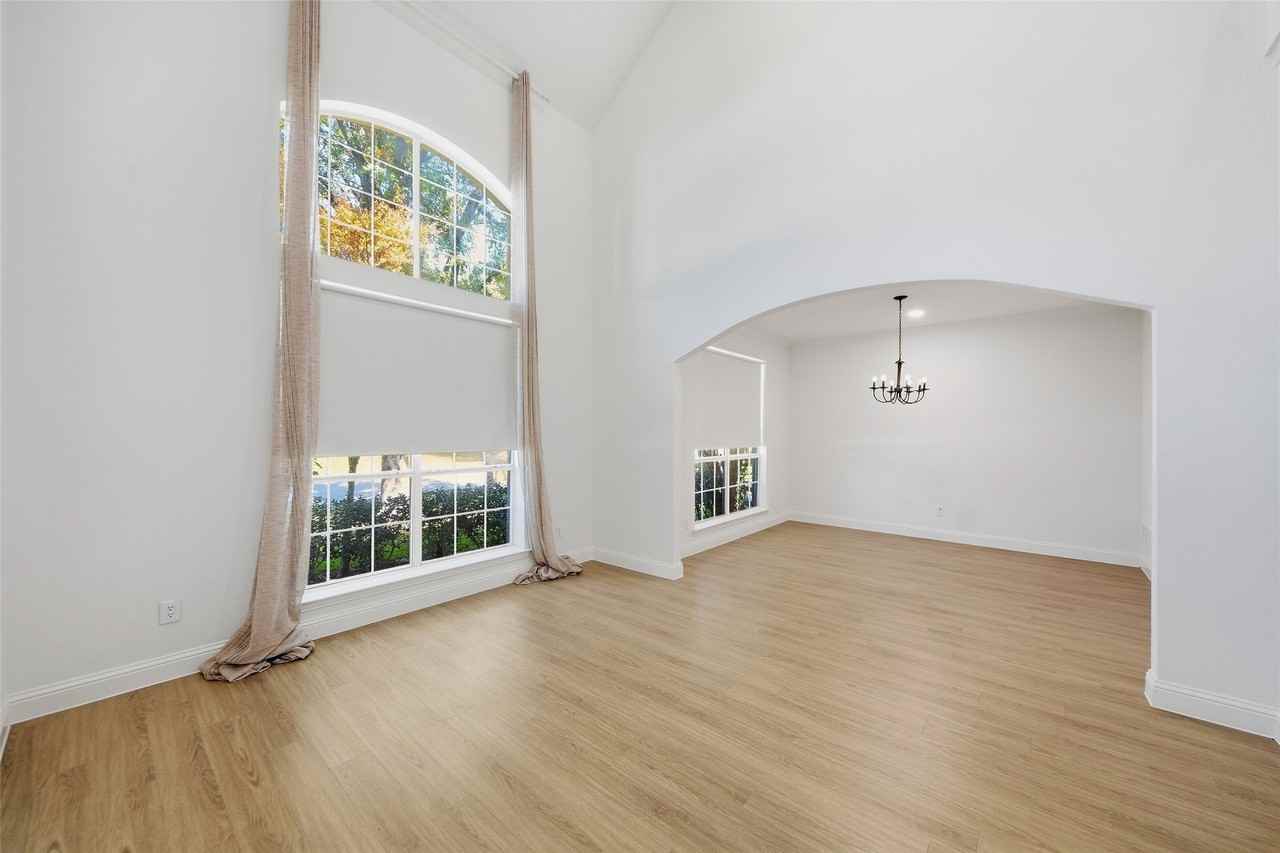 1431 Constellation Dr - Photo 3 of 40