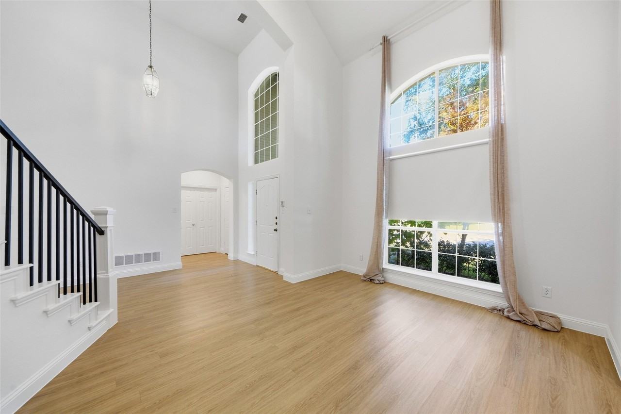 1431 Constellation Dr - Photo 4 of 40