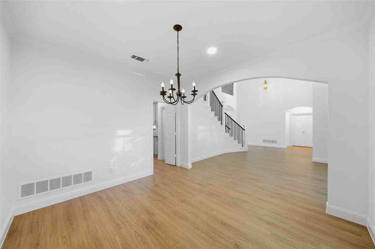1431 Constellation Dr - Photo 7 of 40