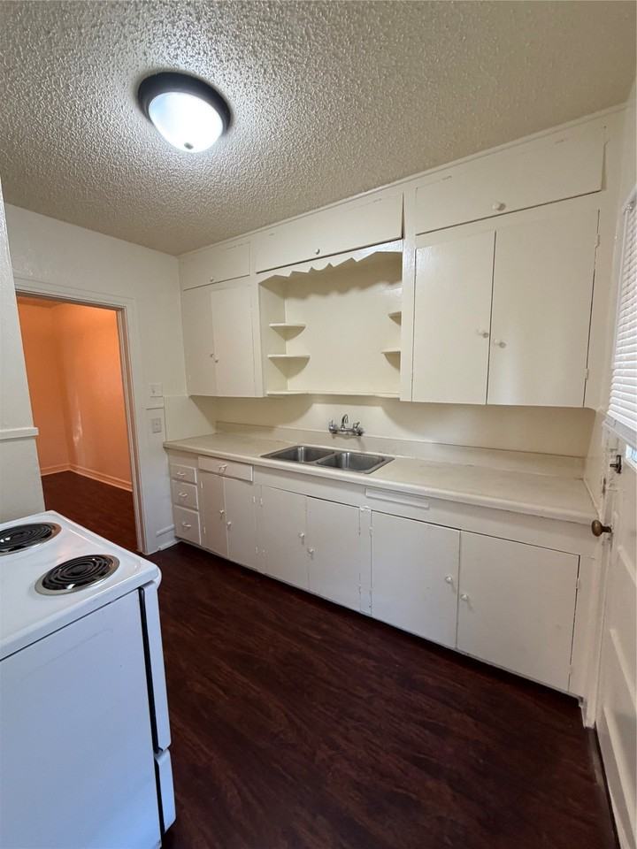 1107 Clinton St - Photo 4 of 6