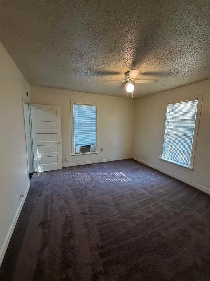 1107 Clinton St - Photo 5 of 6