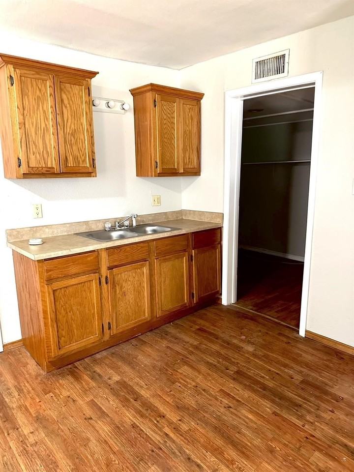 2416 Graham St - Photo 4 of 7