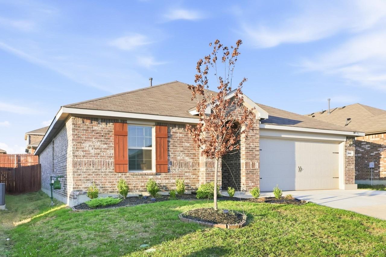 921 Keystone Ct - Photo 2 of 24