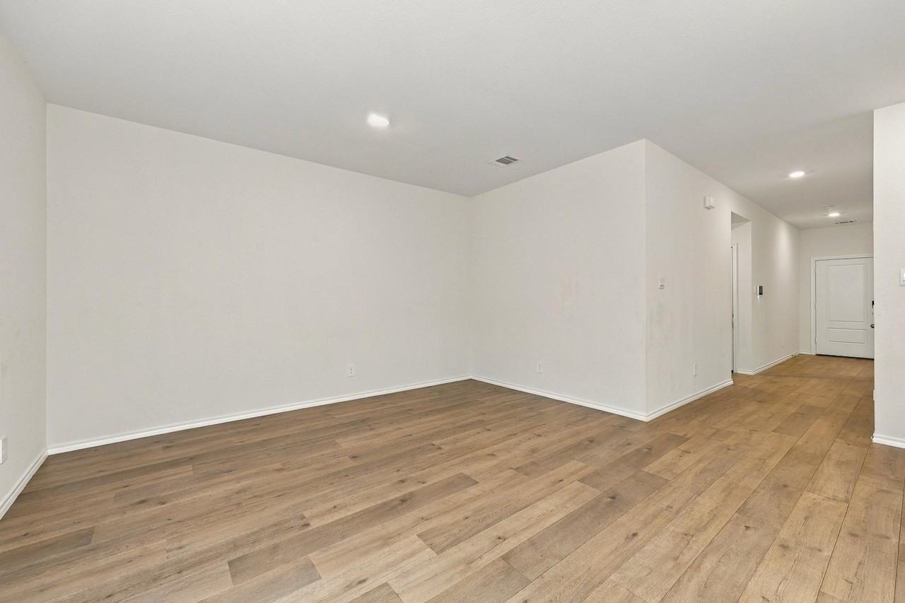 921 Keystone Ct - Photo 3 of 24
