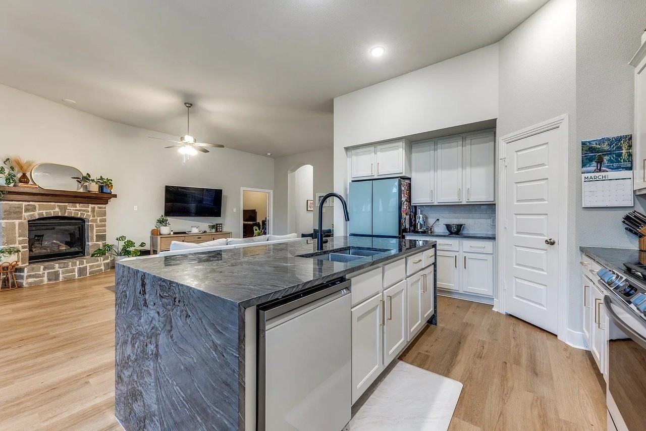 1249 Meridian Dr - Photo 4 of 29