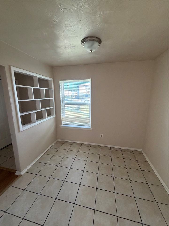 7815 Millstone Dr - Photo 4 of 8
