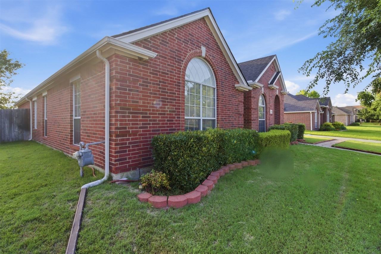 2707 Rocky Creek Dr - Photo 3 of 39