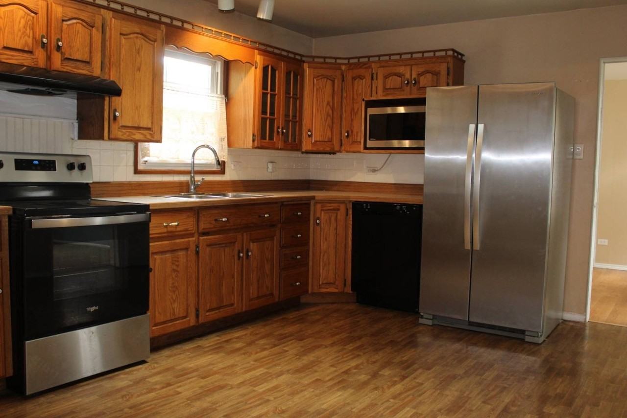 203 Center Pl - Photo 3 of 9