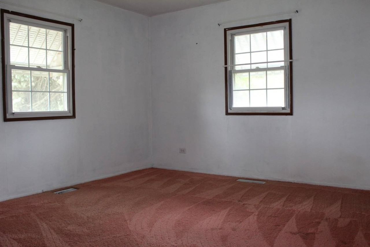 203 Center Pl - Photo 6 of 9