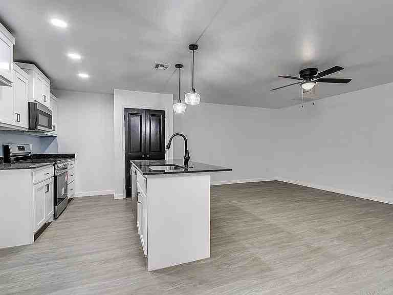 2201 Sw 102nd St - Photo 3 of 12