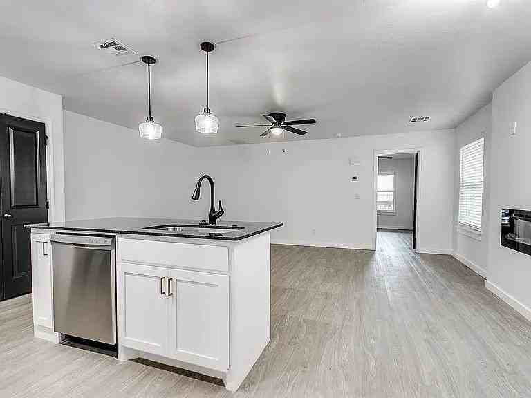 2201 Sw 102nd St - Photo 4 of 12