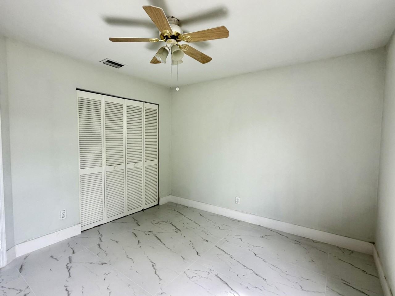 5305 Nw 54th St - Photo 4 of 28
