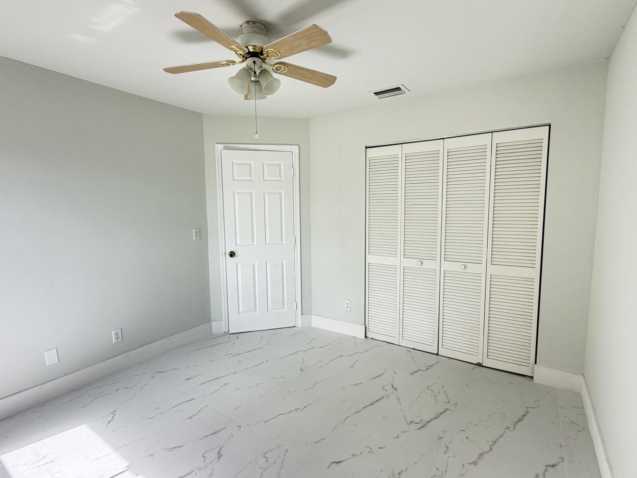 5305 Nw 54th St - Photo 5 of 28
