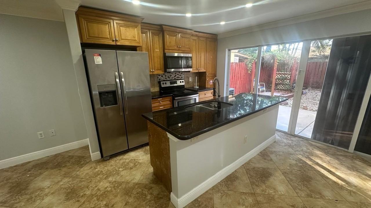 4700 Clemens St - Photo 4 of 22