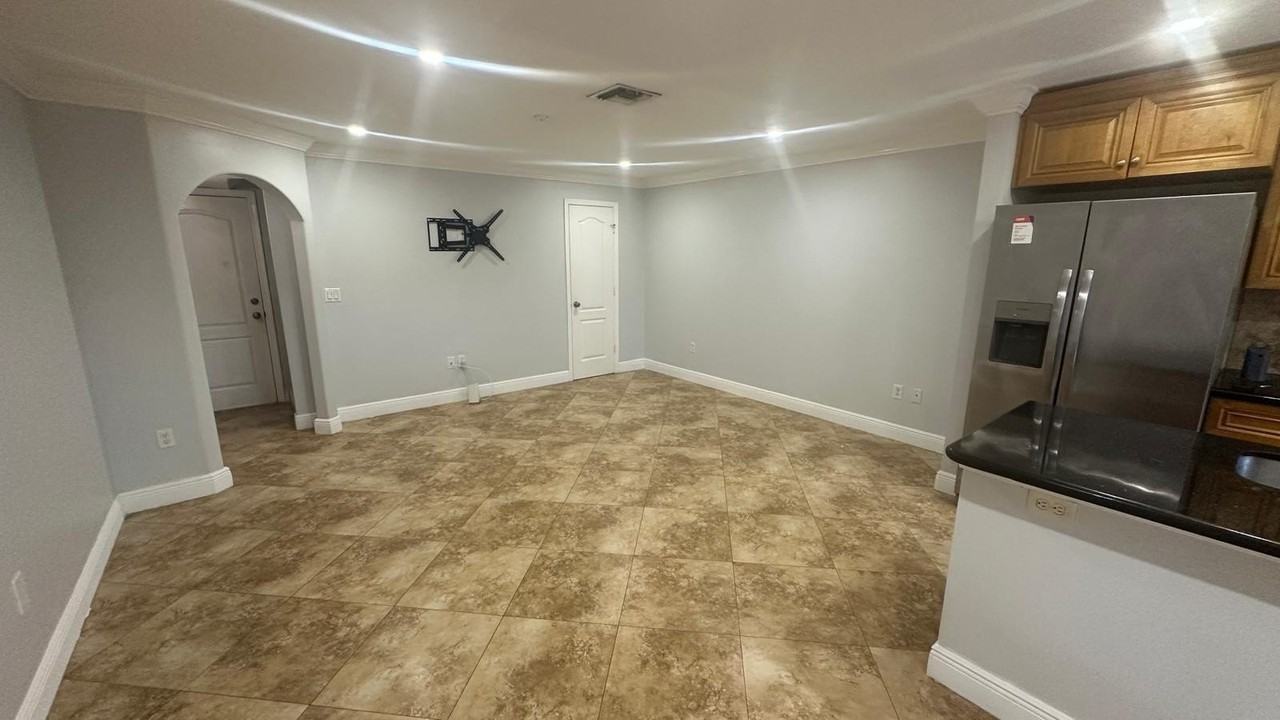 4700 Clemens St - Photo 5 of 22