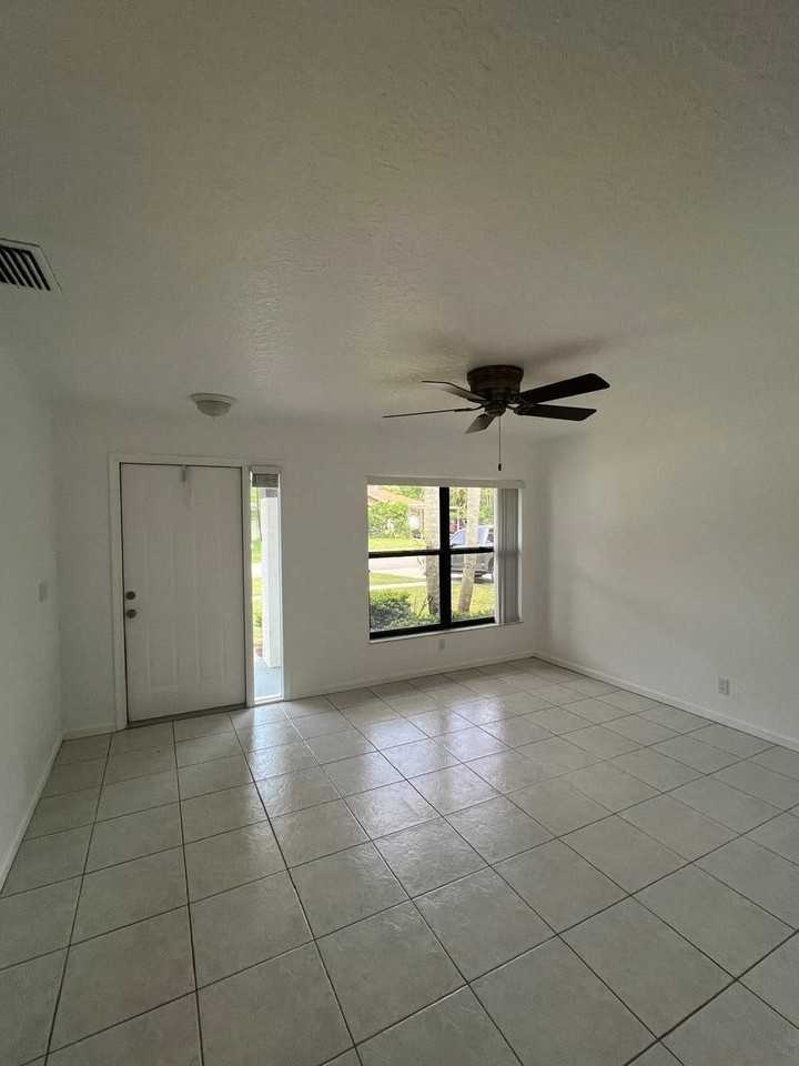 1101 Staghorn St - Photo 4 of 11