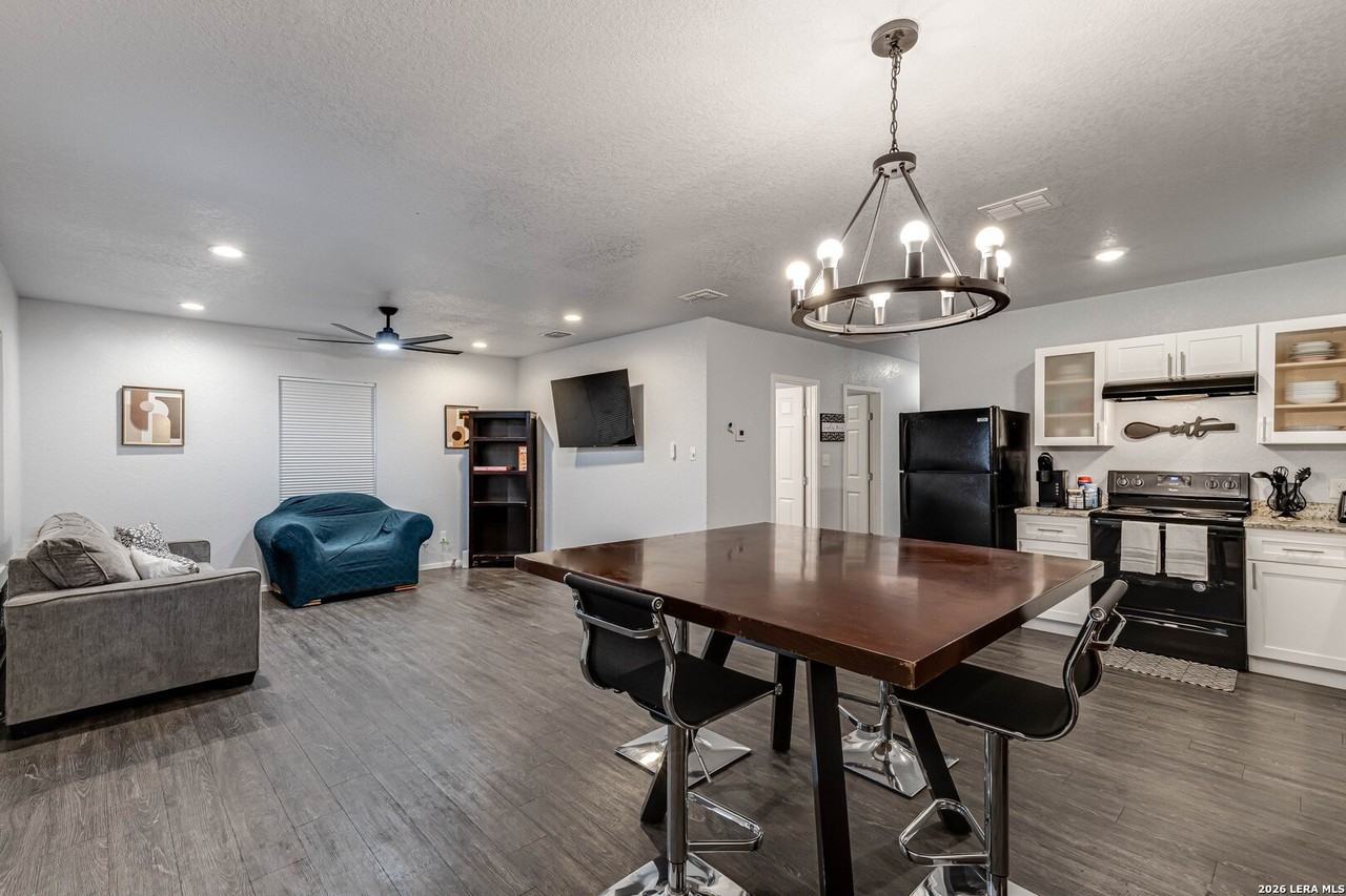 451 Ferris Ave - Photo 4 of 24