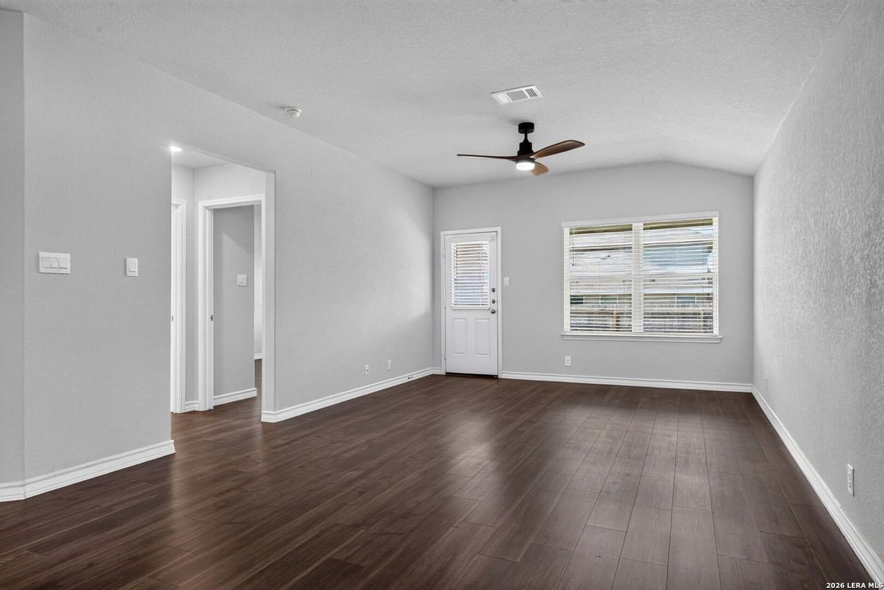 723 Overlook Rdg - Photo 5 of 35