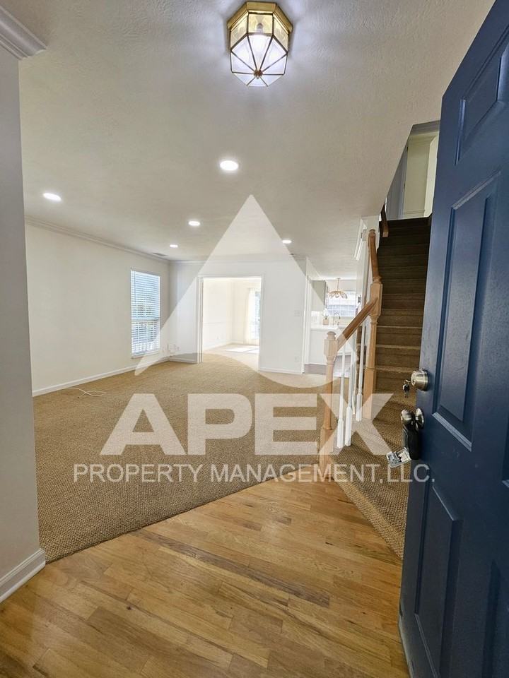 4336 Aylesbury Dr - Photo 3 of 34