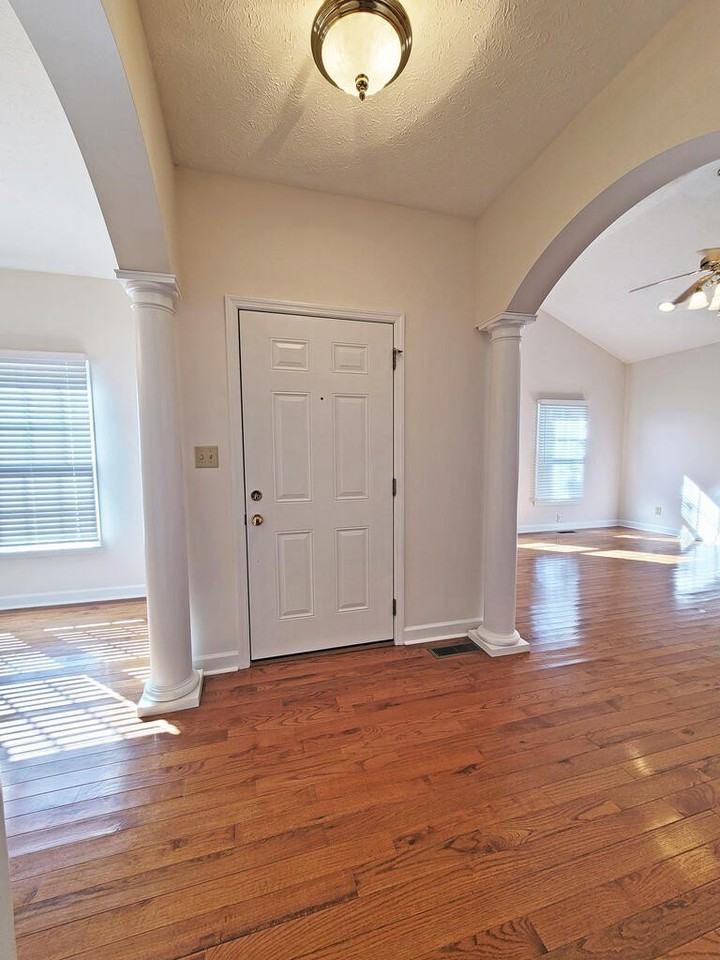 20252 Millbrook Dr - Photo 3 of 40