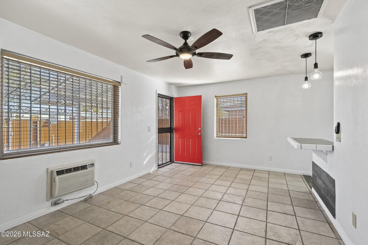218 E Linden St - Photo 4 of 26