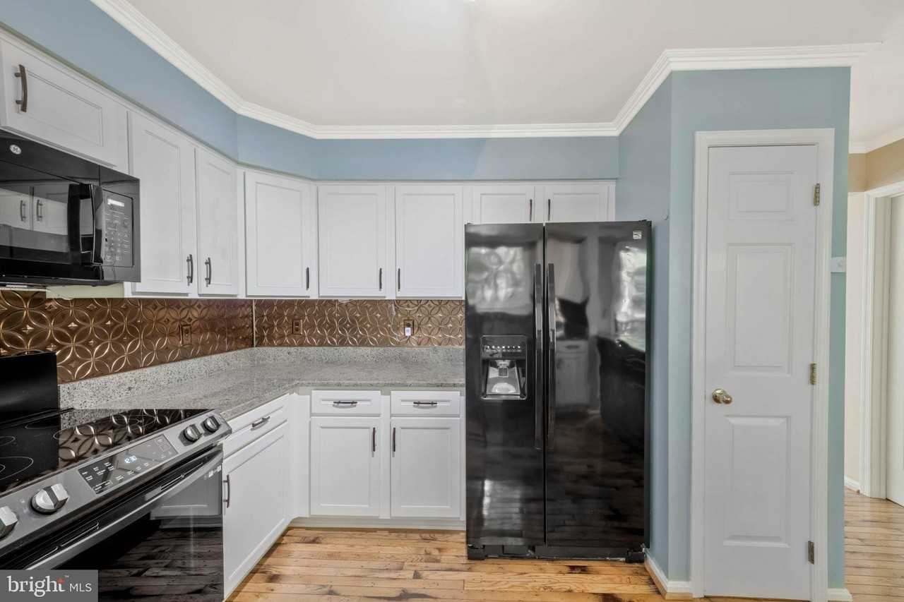 101 Quiet Waters Pl - Photo 3 of 23