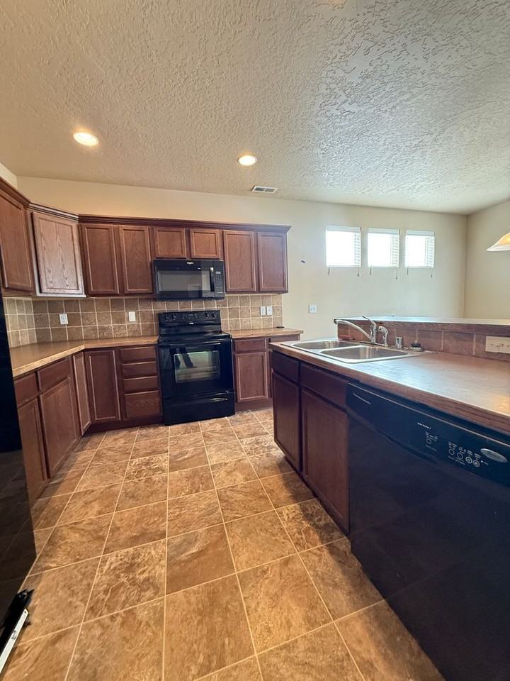 6308 Ochoco Ln - Photo 2 of 23