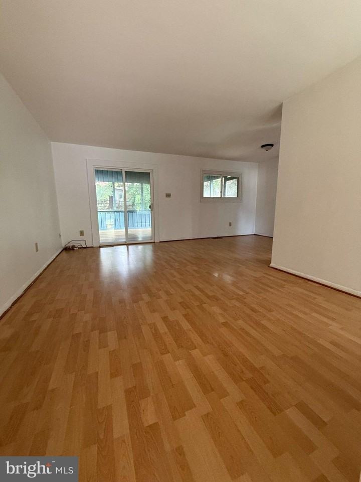 1010 Julian Pl - Photo 7 of 19