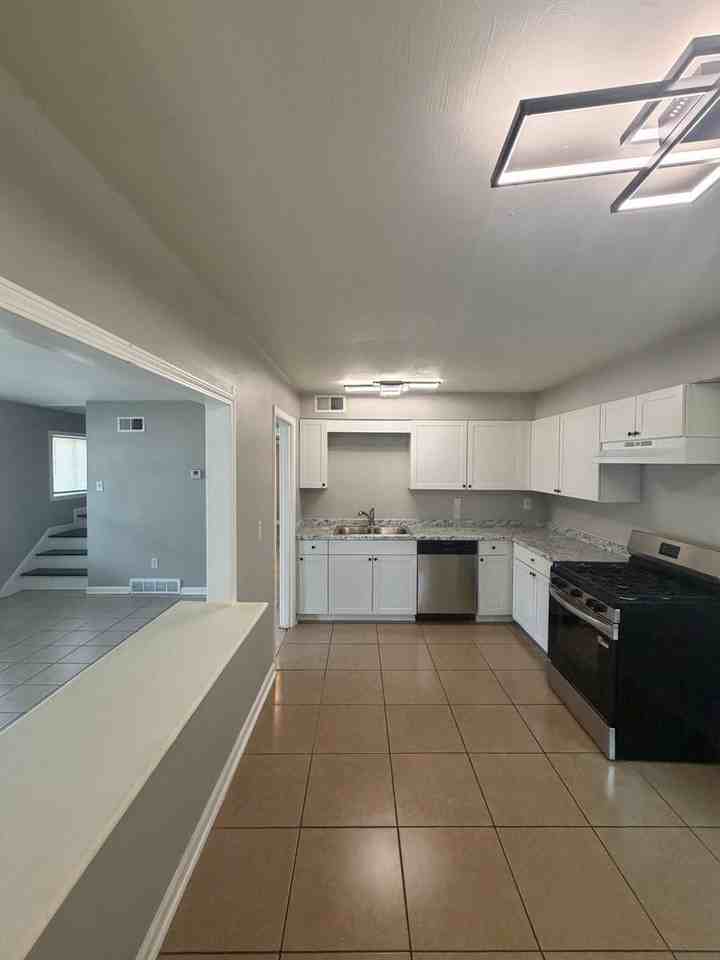 4386 Melwood St - Photo 3 of 18