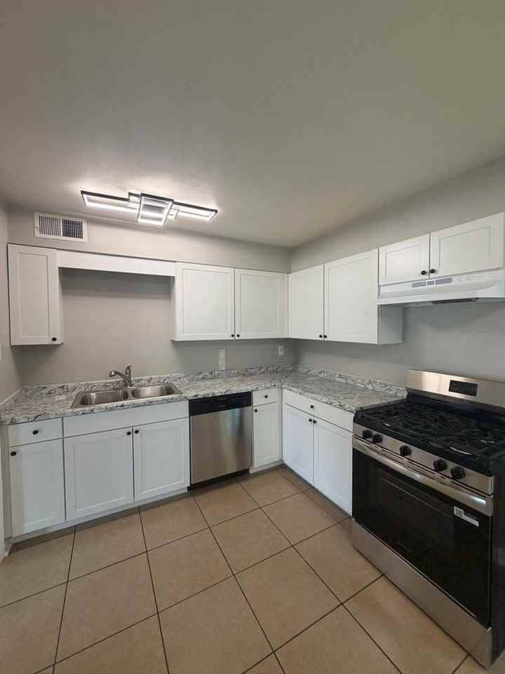 4386 Melwood St - Photo 4 of 18