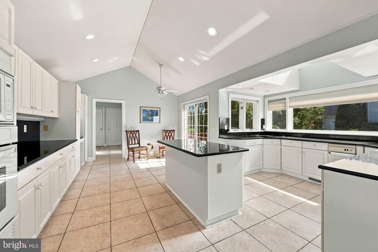 309 Blue Bay Rd - Photo 3 of 41