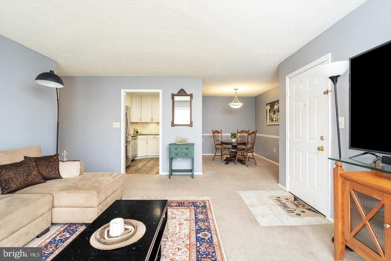 18 Versailles Ct - Photo 6 of 22