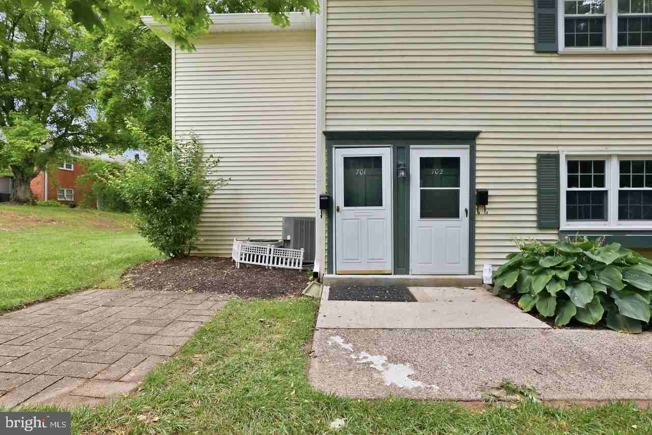 701 Yardley Cmns - Photo 2 of 14