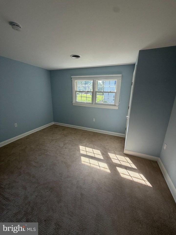 701 Yardley Cmns - Photo 4 of 14