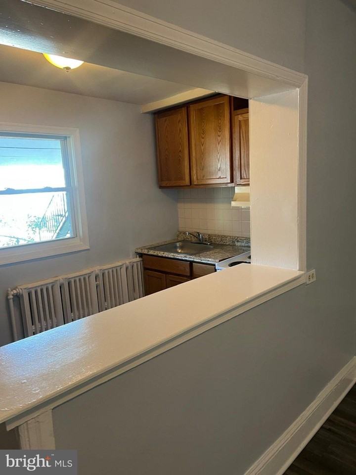 338 W 9th St #1 - Photo 3 of 4