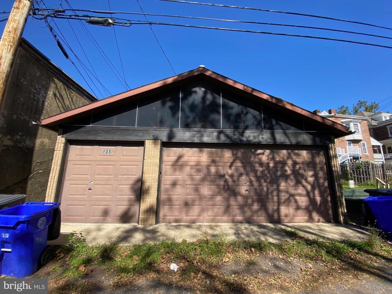 808 E High St