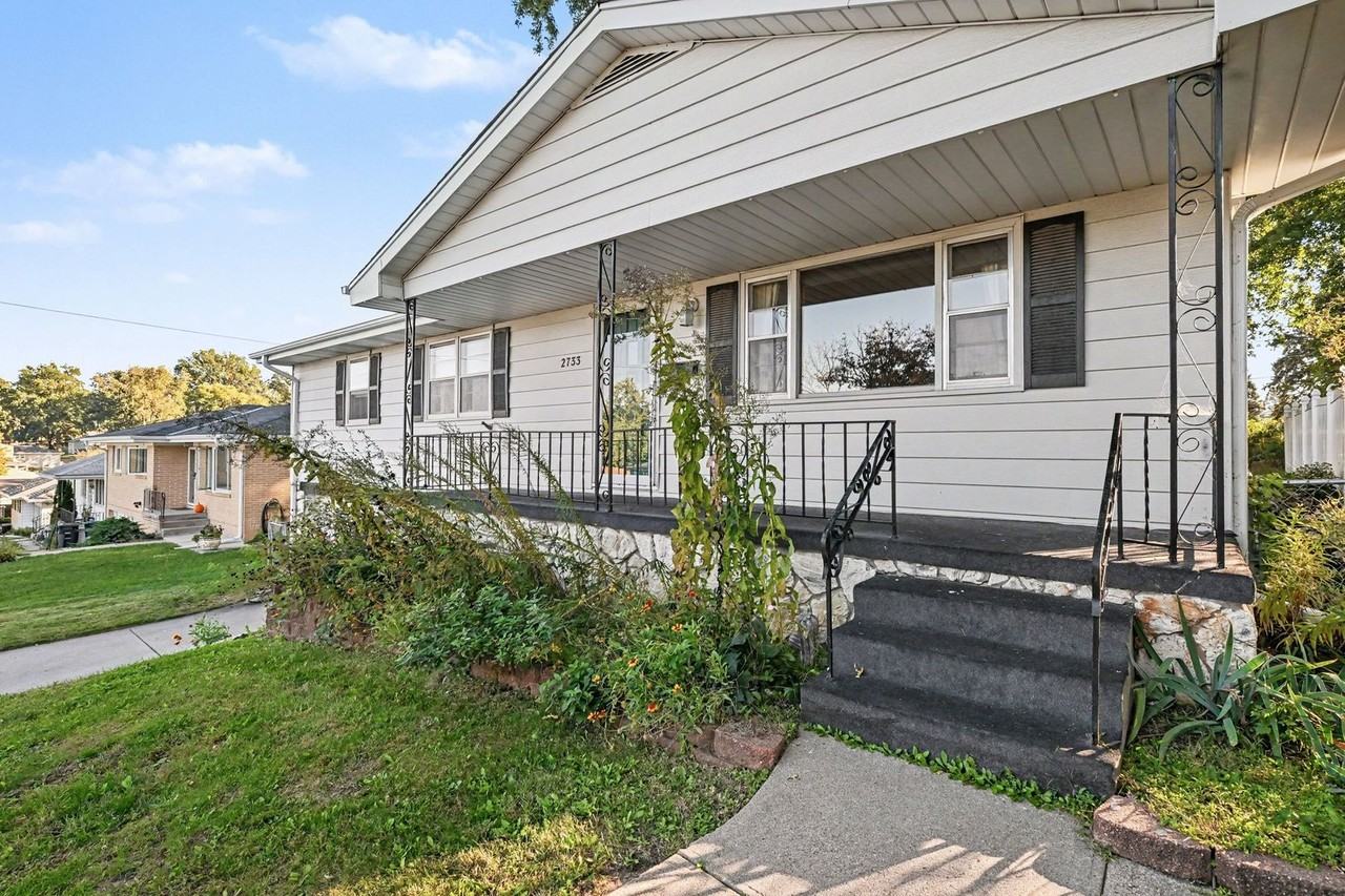 2733 S 49th St - Photo 2 of 16