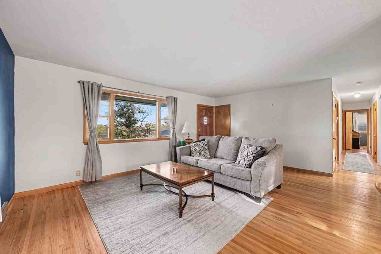2733 S 49th St - Photo 3 of 16