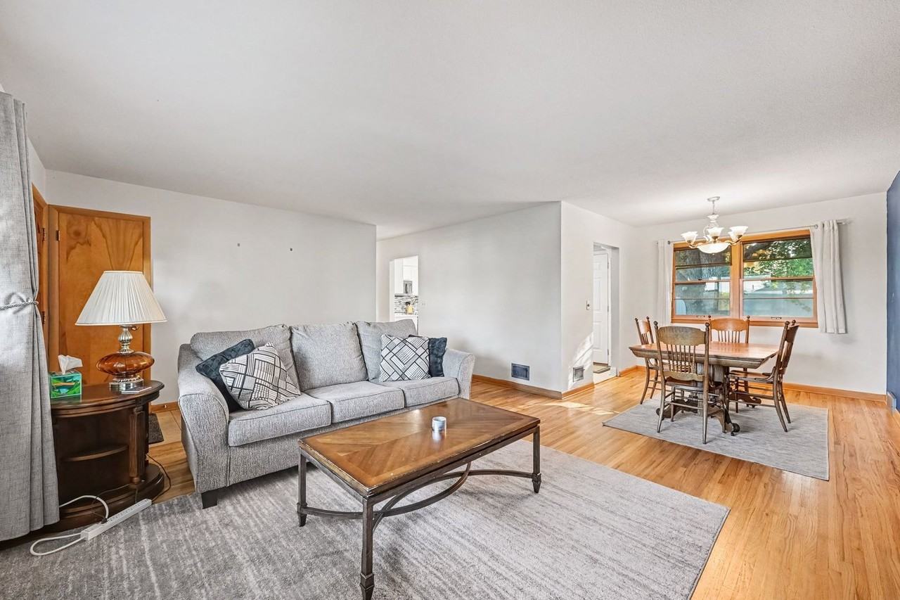 2733 S 49th St - Photo 4 of 16