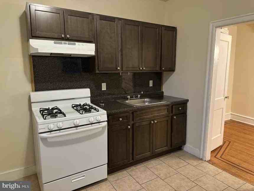 5918 N Franklin St - Photo 4 of 11